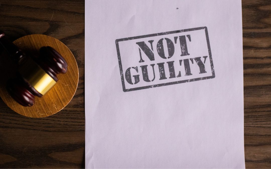 Αθώωση για κακουργηματική πλαστογραφία.