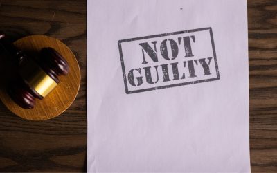 Αθώωση για κακουργηματική πλαστογραφία.